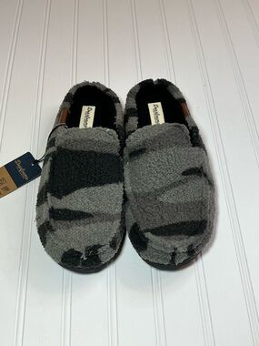 Dearfoams Men's Size 7-8 Gray Camouflage Sherpa Slip-Ons